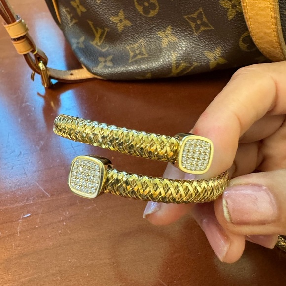 Authentic Roberto Coin Primavera Wrap Bangle with Diamonds – 18K Yellow Gold - Picture 4 of 13